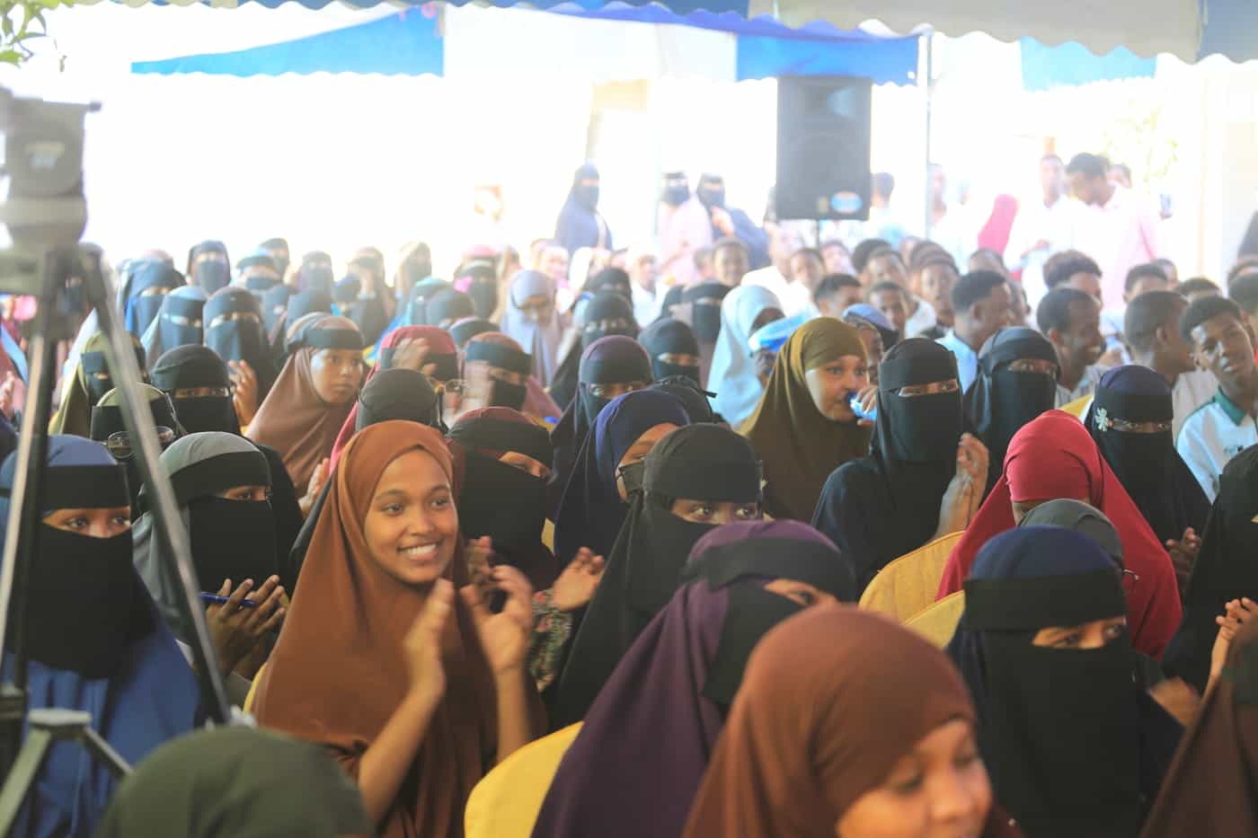Ardayda iyo bulshada oo ku sugan maalin furan