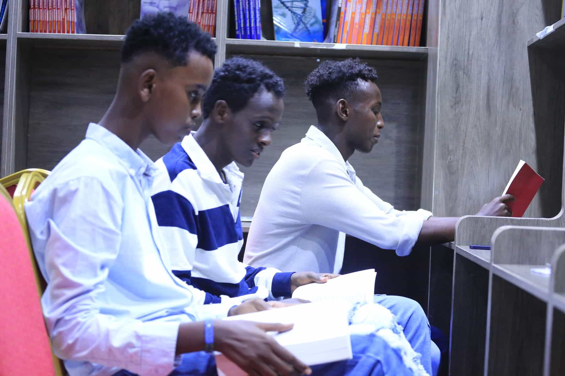 Arday buugag ku akhrinaya maktabadda Accord University