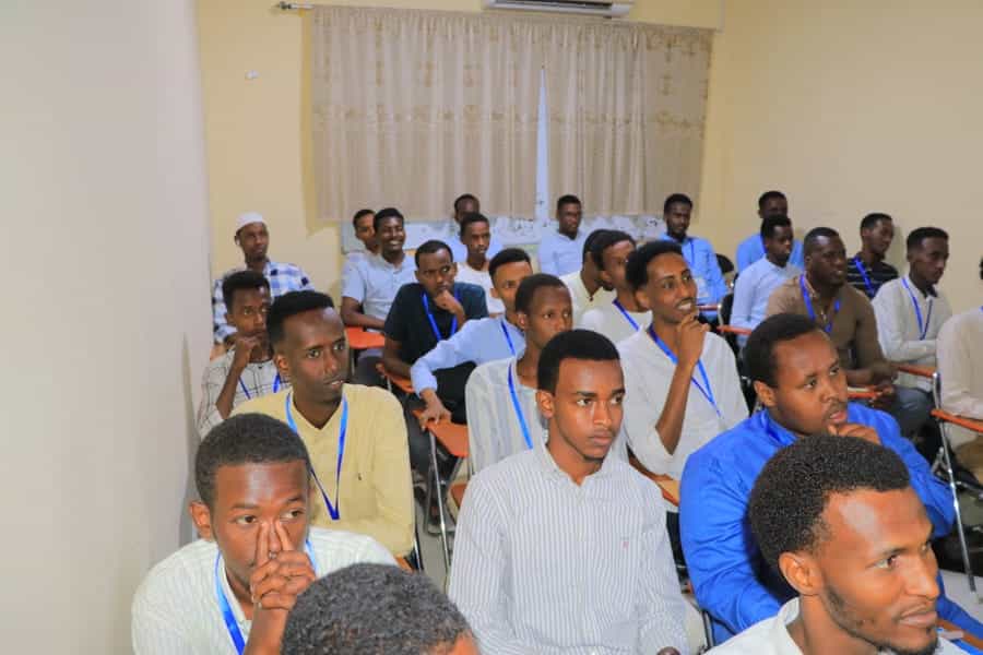 Arday fasal ku dhex jira oo dhegeysanaya